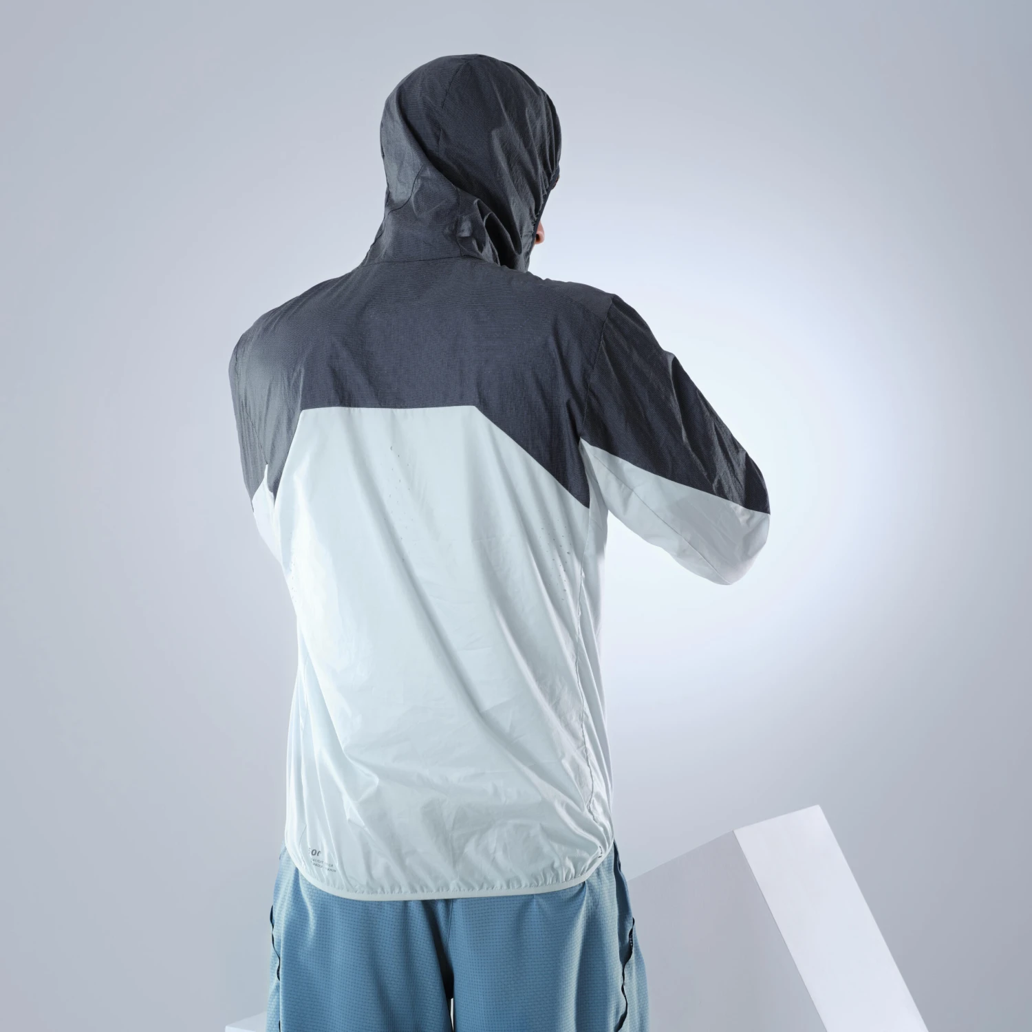 Quechua Men’s Fast Hiking Windbreaker Jacket FH500 Helium Wind Grey 3 Quechua Men’s Fast Hiking Windbreaker Jacket FH500 Helium Wind Grey - Image 3